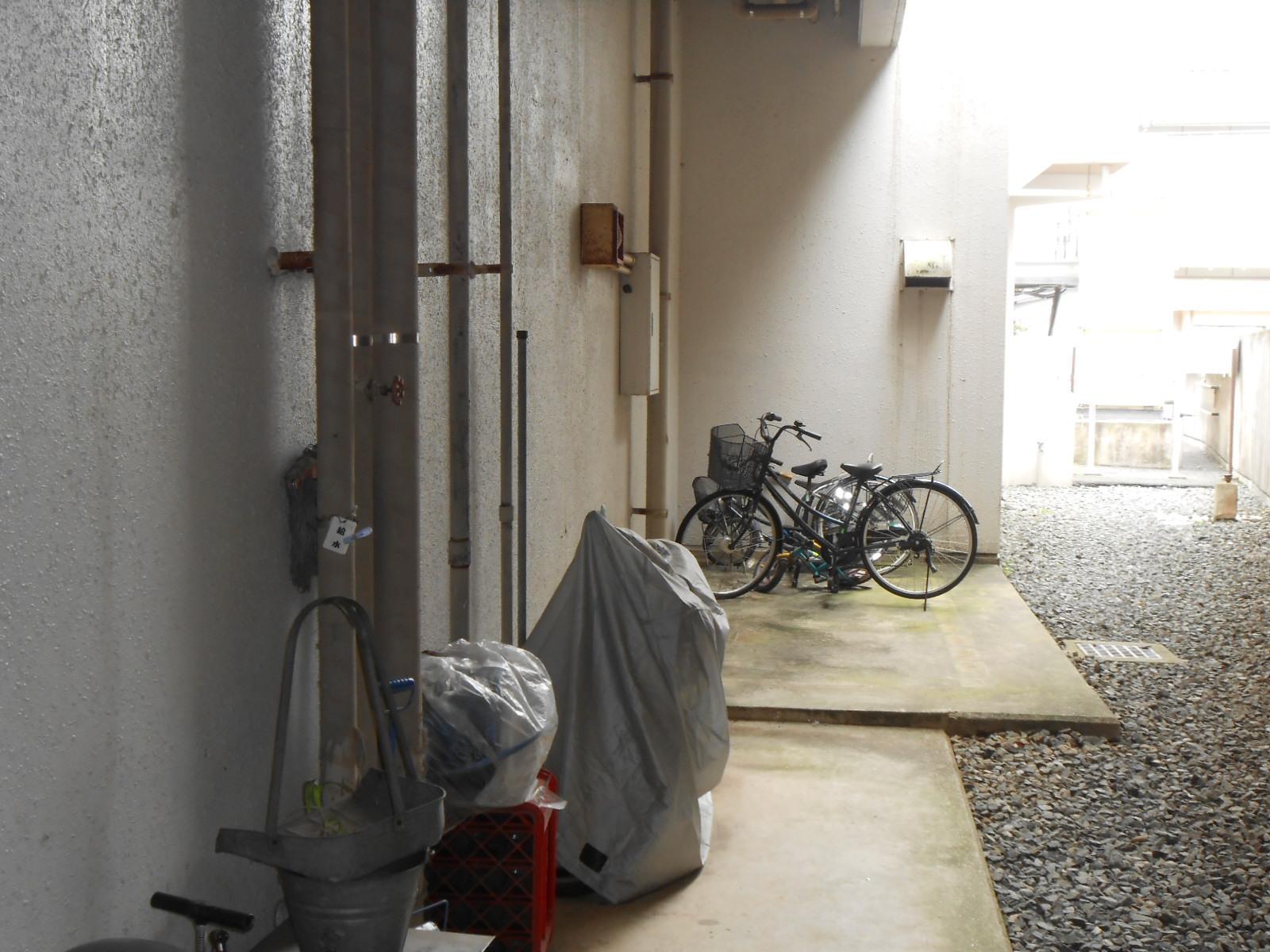 その他共有部分　庇があるので雨の日も安心の駐輪場♪