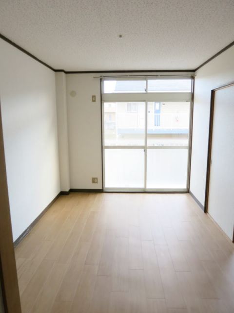 グリーンハイツ本宿Bの居間写真