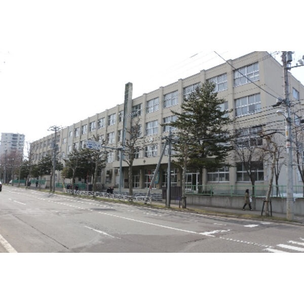 中学校　札幌市立八条中学校（中学校）まで709m