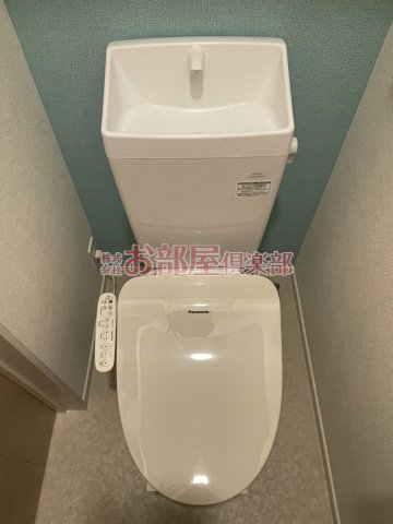 トイレ　落ち着いた色調のトイレです