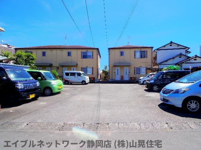 駐車場　駐車場に車を止められます 落ち着いた雰囲気の外観です