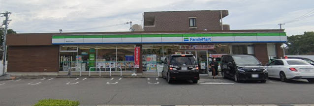 コンビニ　ファミリーマート 青山四丁目店（コンビニ）まで258m