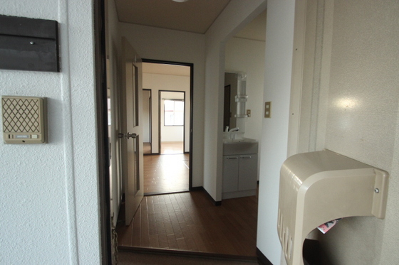 玄関　※別部屋の写真です。