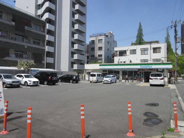 コンビニ　ファミリーマート（コンビニ）まで286m