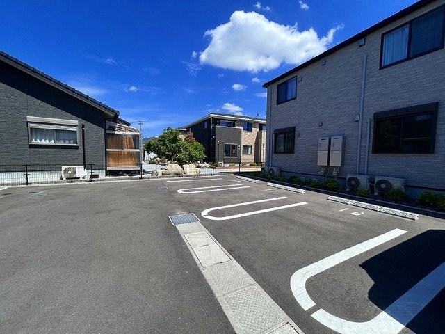 駐車場　駐車場があるので、車を買う予定の方も安心です