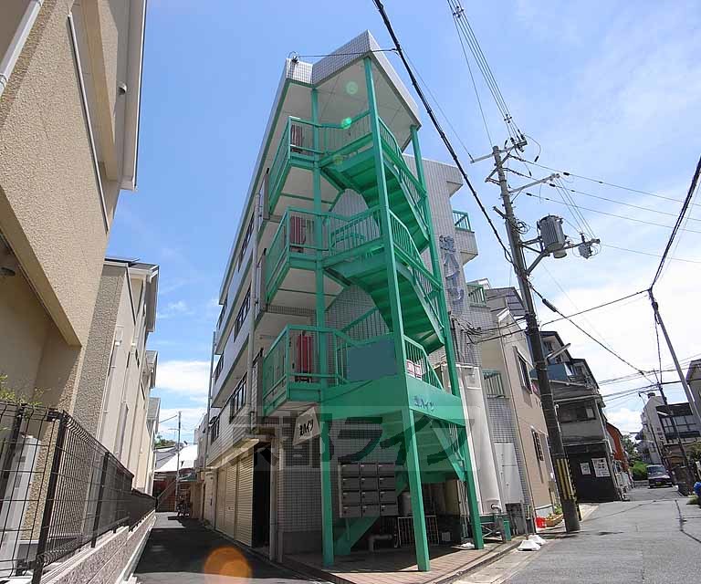 建物外観　緑の階段が目印です。