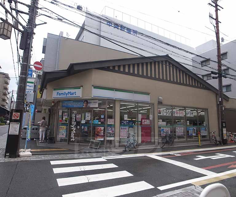 コンビニ　ファミリーマート京都三条高倉店（コンビニ）まで118m