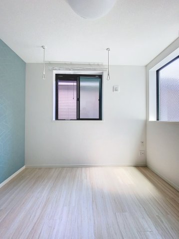 居室・リビング　落ち着いた色合いの床材を使用した居住空間です。