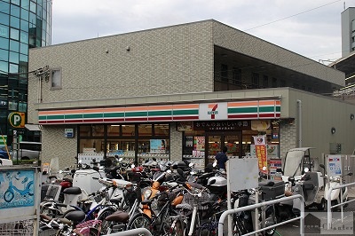 コンビニ　セブンイレブン（コンビニ）まで217m