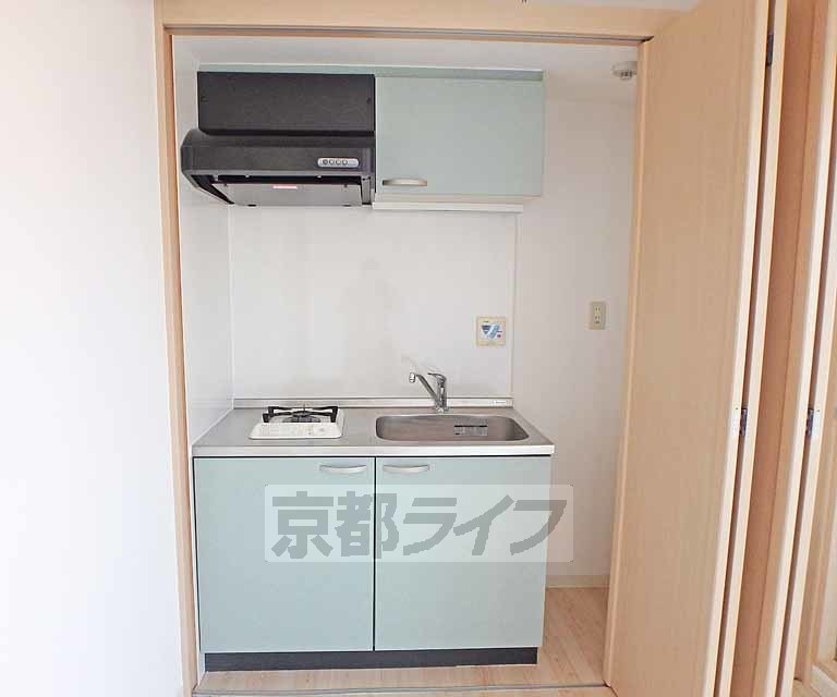 キッチン　扉で隠せるキッチンになっております。
