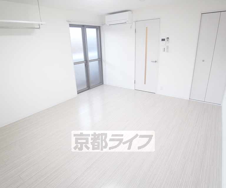 居室・リビング　白を基調とした明るい室内です。
