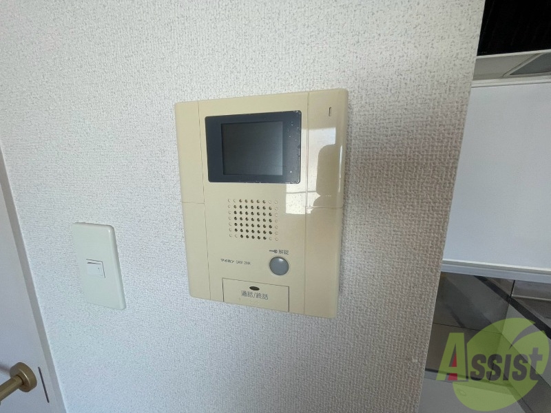 バルコニー　ＴＶモニター付インターホンです。来客者の顔が見えるので安心！