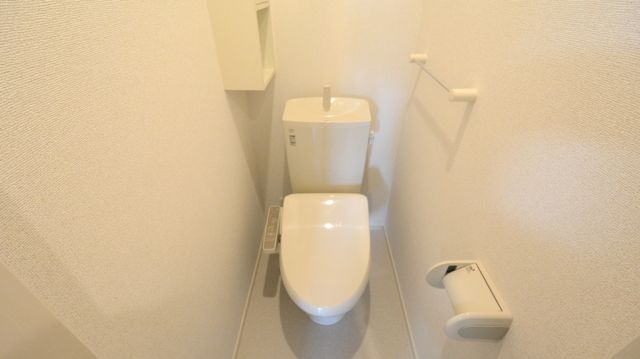 トイレ　温水洗浄便座付きのトイレです♪