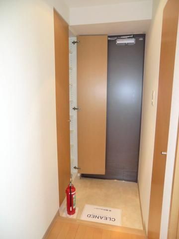 玄関　写真は同タイプ住居です。