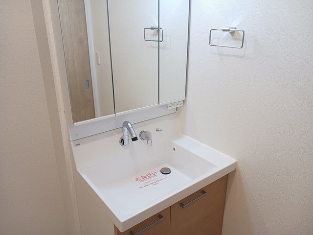 洗面設備　明るい洗面所です