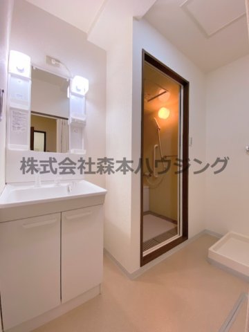洗面設備　ゆったりとスペースのある洗面所
