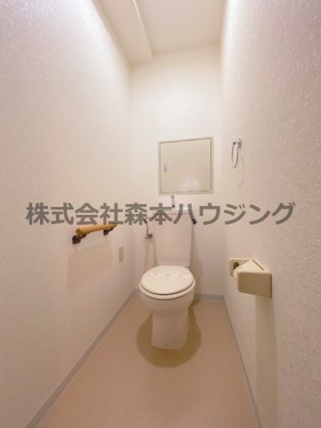 トイレ　落ち着いた色調のトイレです
