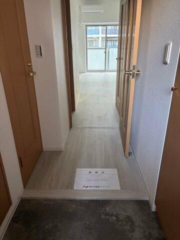 玄関　写真は同タイプ住居です。