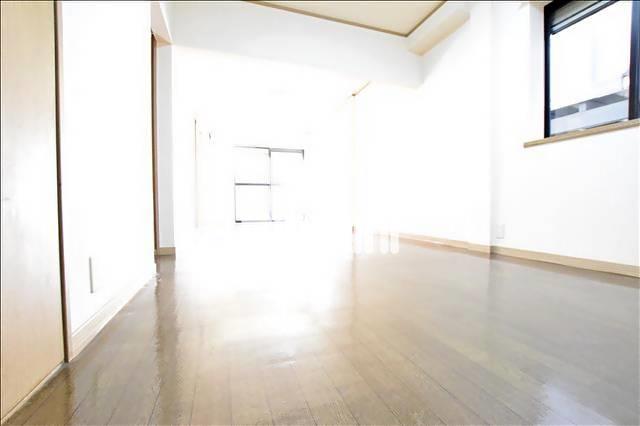 居室・リビング　南向きで１３．５帖の広々としたリビングです♪