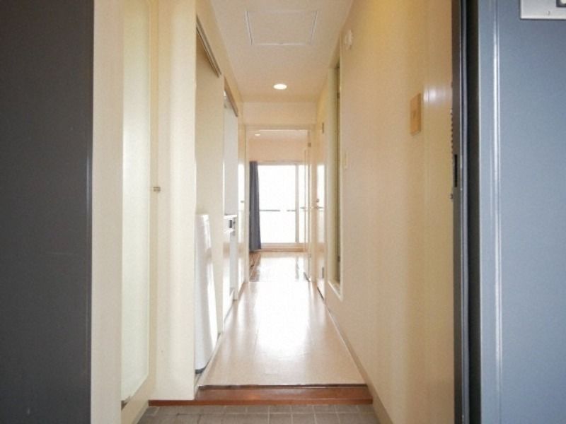 玄関　１０７号室のお部屋写真となります。