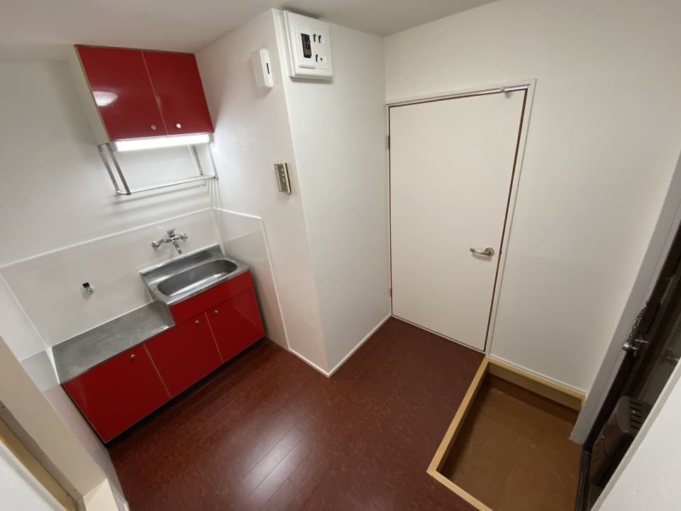 キッチン　３畳のキッチン、収納扉は赤色です