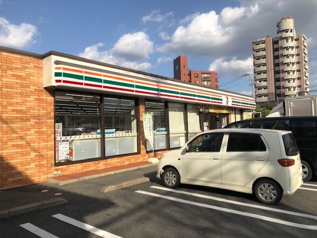 コンビニ　セブンイレブン 八幡穴生1丁目店（コンビニ）まで636m