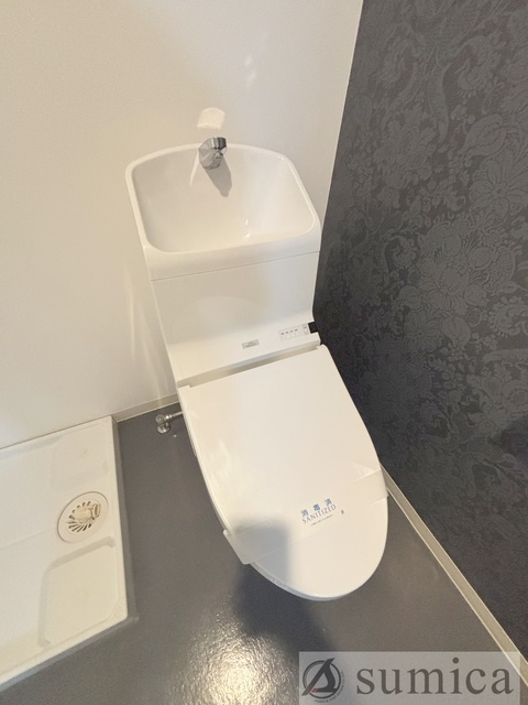 トイレ　人気アイテムの温水洗浄便座。清潔感のあるトイレです。