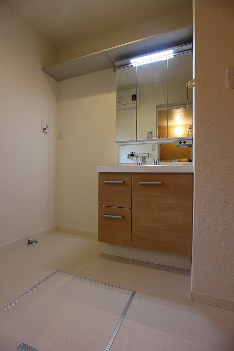 洗面設備　・同型参考写真