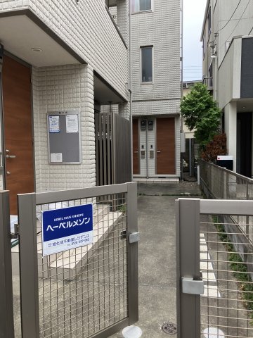 エントランス　玄関ドアの前が門扉で区切られておりプライバシーも保ちやすい！
