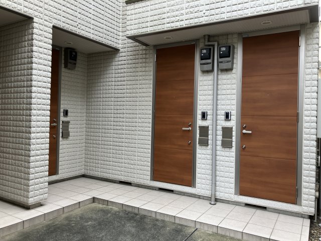 玄関　1フロア2世帯で落ち着いた住環境でお住まいいただけます
