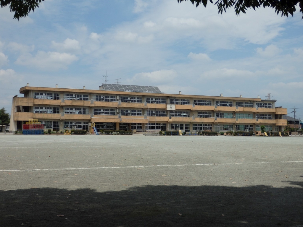 小学校　小山市立小山城北小学校（小学校）まで372m