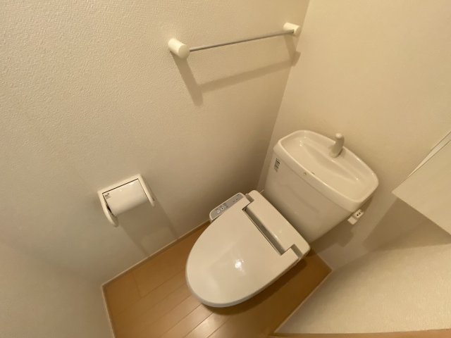 トイレ　落ち着いた色調のトイレです