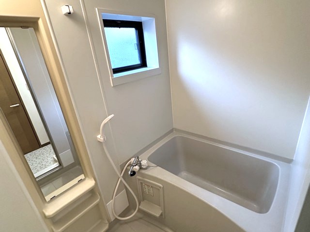 バス・シャワールーム　清潔感のある浴室です♪換気のできる小窓付き！ゆったりお風呂に