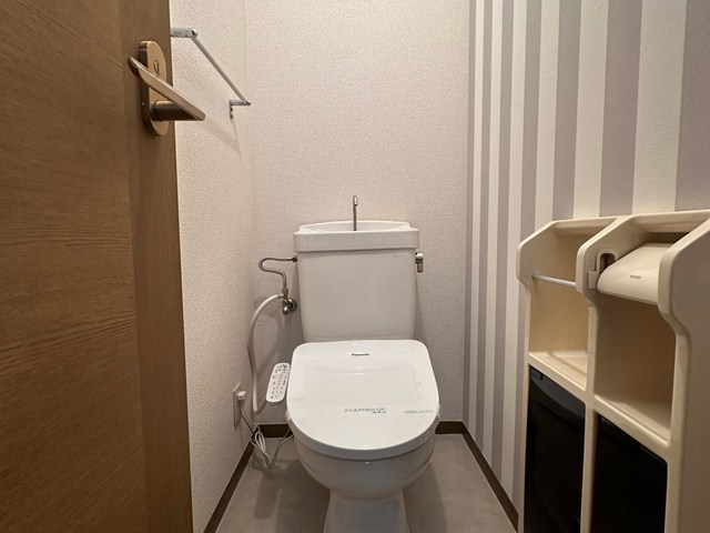 トイレ　トイレは温水洗浄便座付き！人気のバストイレ別です♪小物を置け
