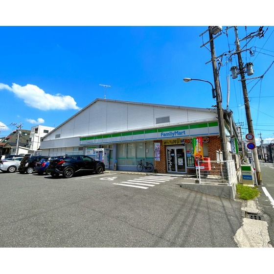 コンビニ　ファミリーマート熊本本荘４丁目店（コンビニ）まで119m