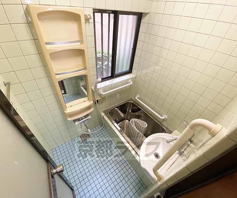 バス・シャワールーム　鏡の付いた便利なお風呂