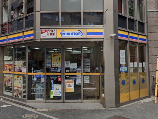 コンビニ　ミニストップ 南青山6丁目店（コンビニ）まで225m