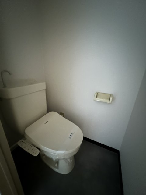 トイレ　同物件別号室の写真です。