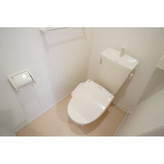 トイレ　※同仕様、別の部屋の写真です