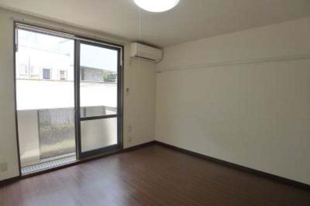 居室・リビング　同物件別部屋の写真です。