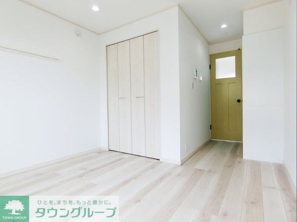 居室・リビング　白が基調の明るい室内！広々！