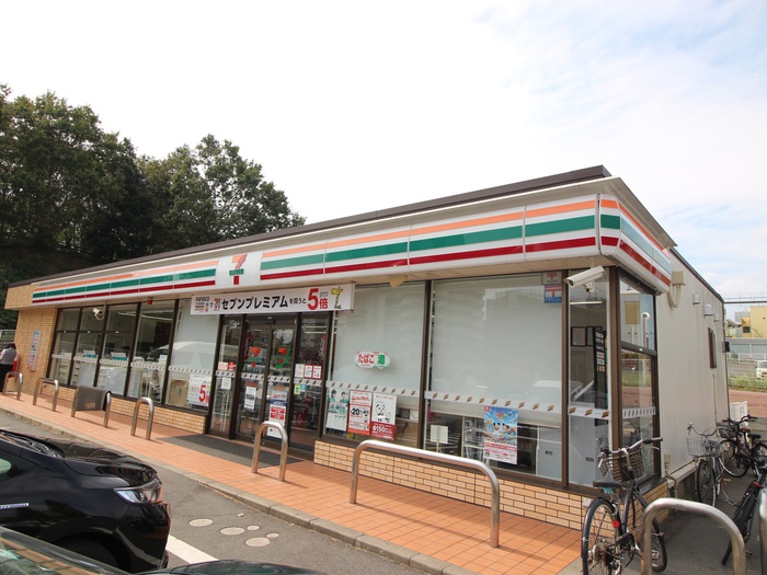 コンビニ　セブンイレブン（コンビニ）まで300m
