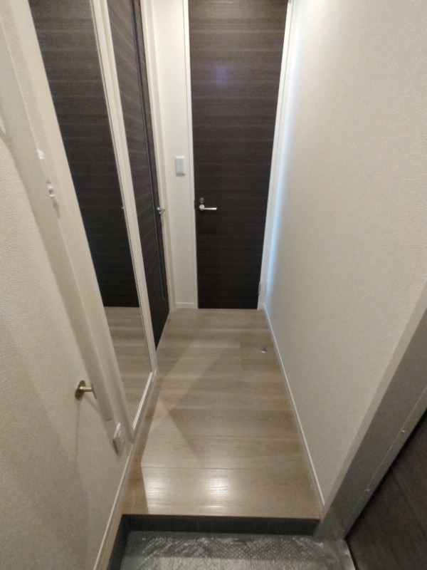 玄関　玄関には手すりがあります。