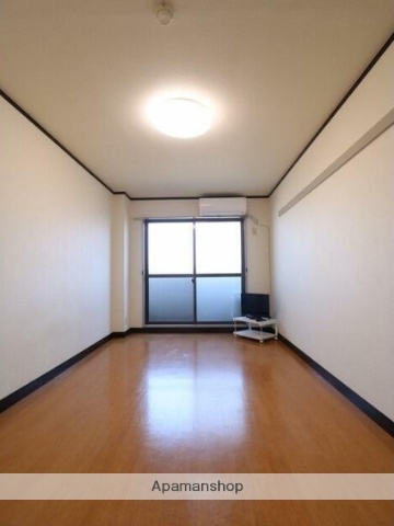 ＪＲ東海道本線 戸塚駅 バス乗車時間：8分 最寄りバス停で下車 徒歩2分 3階建 築36年の居間写真