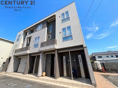 建物外観　モニター付きインターホンついてます♪敷地内駐車場あります！