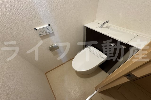 トイレ　落ち着いた色調のトイレです