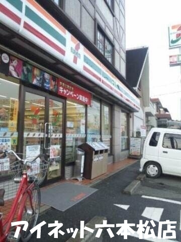 コンビニ　セブンイレブン福大片江店（コンビニ）まで702m