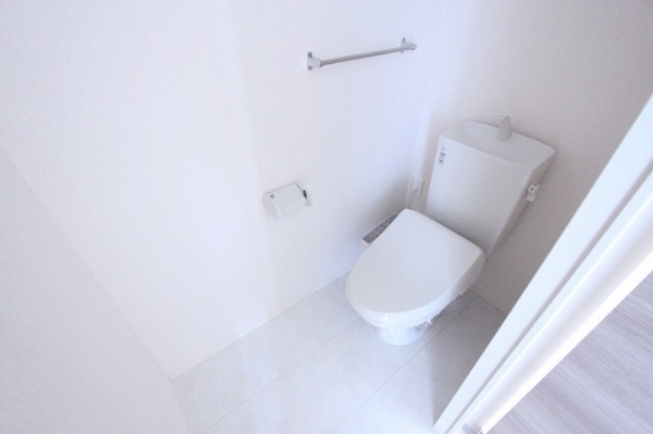 トイレ　温水シャワー付きトイレです