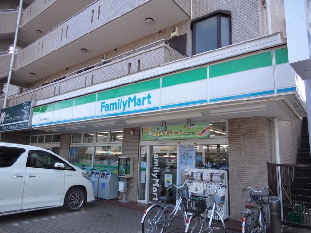 コンビニ　ファミリーマート（コンビニ）まで180m