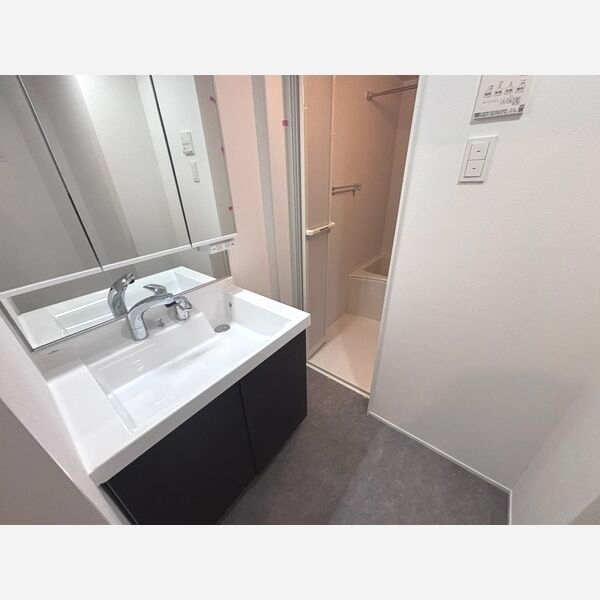 洗面設備　三面鏡で収納も充実